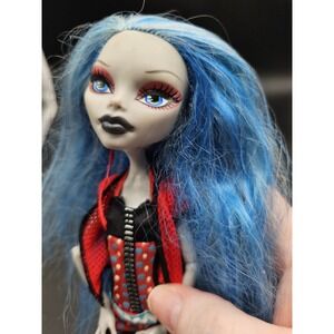 MONSTER HIGH 2011 Ghoulia Yelps Gloom Beach Doll